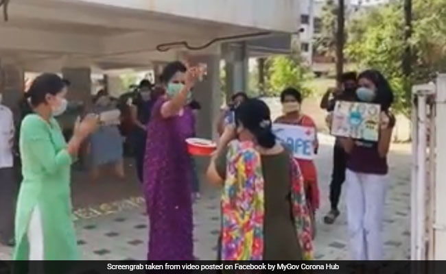 Corona मरीज का इलाज करके 20 दिन बाद घर लौटी डॉक्टर, लोगों ने बरसाए फूल तो निकल पड़े आंसू