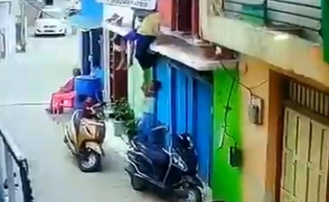 सहेली के साथ छत पर पैर लटाकाए बैठी थी लड़की तभी भाई ने की ऐसी शैतानी और फिर... देेखें Video