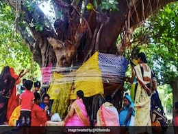 Vat Savitri Vrat 2022: वट सावित्री व्रत में पढ़ी जाती है यह रोचक कथा, साथ ही जानिए स्नान और दान का महत्व Vat Savitri Vrat 2022: वट सावित्री व्रत में पढ़ी जाती है यह रोचक कथा, साथ ही जानिए स्नान और दान का महत्व
