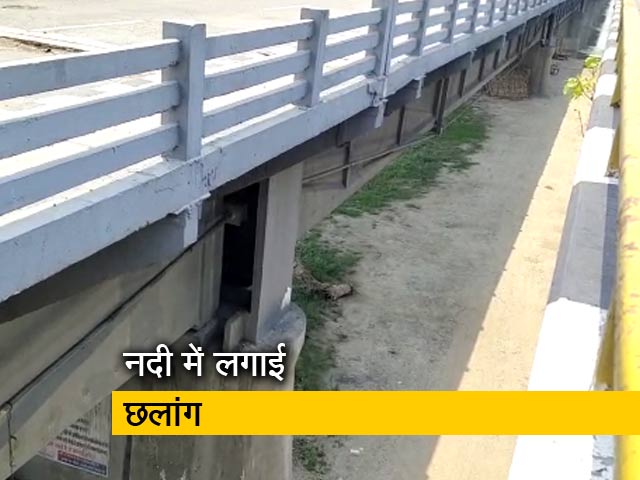 अमरोहा में पुलिस के डर से पुल से कूदे दो मजदूर, एक की मौत