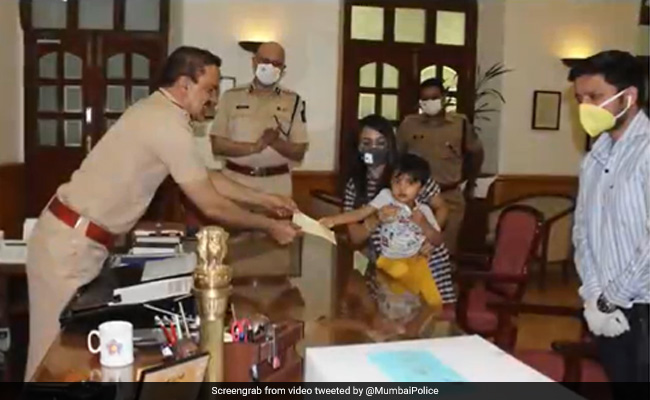 3 साल के बच्चे ने कपकेक बनाकर कमाए 50 हजार रुपये, फिर मुंबई पुलिस को दान में दे दी पूरी रकम