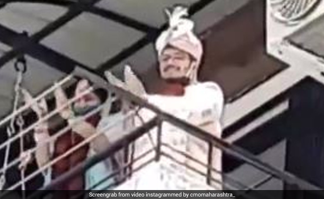 महाराष्ट्र पुलिस ने 'न्यूली वेड कपल' को इस खास अंदाज में दी शुभकामनाएं, CM ने इंस्टाग्राम पर शेयर किया VIDEO