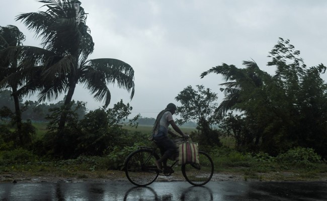 6 Hours Of Fear As Cyclone Amphan Ripped Through Kolkata: Videos