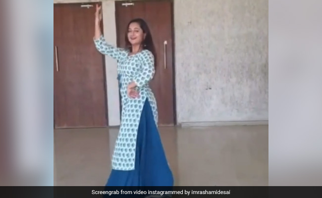 रश्मि देसाई ने माधुरी दीक्षित के गाने पर किया धमाकेदार डांस, 3 लाख से भी ज्यादा बार देखा गया Video