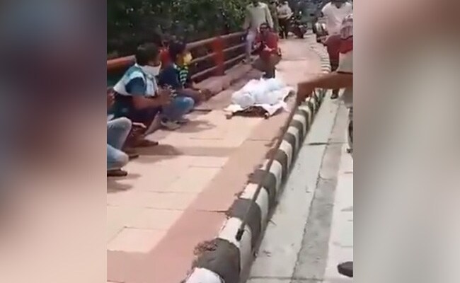 दिल्ली पुलिस ने लॉकडाउन न मानने वालों को इस तरह सिखाया सबक, फूल गए लोगों के हाथ-पांव