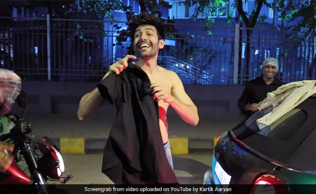 When Kartik Aaryan Changed His Clothes In The Middle Of A Mumbai Street
