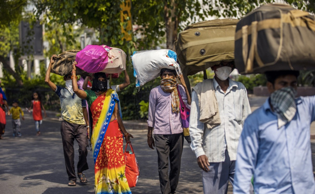 शेल्टर होम में मजदूरों की परेशानी देख छोड़ा घर जाने का विचार, वॉलेंटियर बन सेवा में जुटा