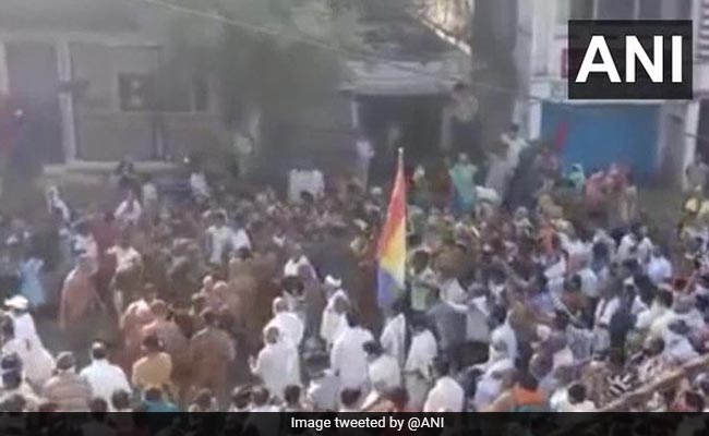 मध्‍य प्रदेश: जैन संत के आगमन पर बड़ी संख्‍या में जुटी श्रद्धालुओं की भीड़, सोशल डिस्‍टेंंसिंग की उड़ीं धज्‍ज‍ियां...