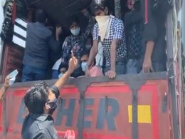 दिल्ली-यूपी बॉर्डर पर पुलिस की नाक के नीचे मजदूरों से ट्रक ड्राइवर कर रहे हैं किराए के नाम पर लाखों रुपये की वसूली दिल्ली-यूपी बॉर्डर पर पुलिस की नाक के नीचे मजदूरों से ट्रक ड्राइवर कर रहे हैं किराए के नाम पर लाखों रुपये की वसूली