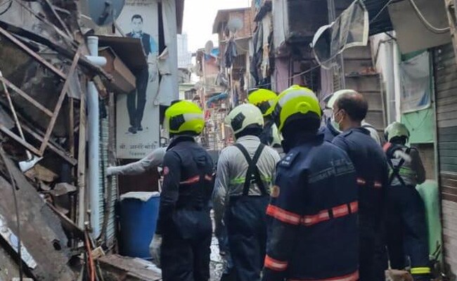 मुंबई में चॉल का एक हिस्सा गिरा, जानमाल का नुकसान नहीं, सभी लोगों को सुरक्षित निकाला मुंबई में चॉल का एक हिस्सा गिरा, जानमाल का नुकसान नहीं, सभी लोगों को सुरक्षित निकाला