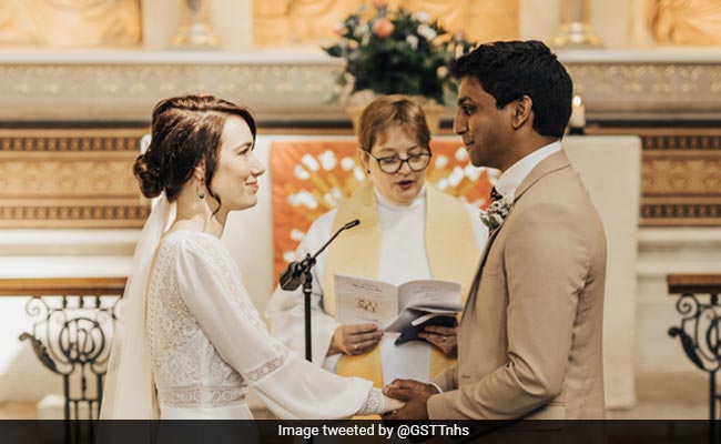 Viral Photos: कोरोनावायरस महामारी के बीच इस डॉक्टर और नर्स ने की अस्पताल में शादी, लोगों ने ऐसे किया रिएक्ट