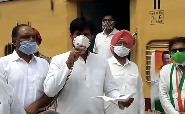 घर लौट रहे मजदूरों से मिलने रेलवे स्टेशन पहुंचे कांग्रेस विधायक, बोले- आपके टिकट का पैसा सोनिया गांधी ने दिया है