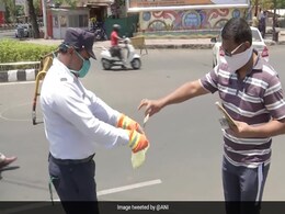 Bhopal Police Make Violators Sanitise Currency Notes Before Taking Fine Bhopal Police Make Violators Sanitise Currency Notes Before Taking Fine