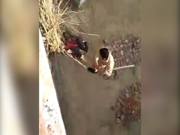 उत्तर प्रदेश : कांस्टेबल ने मानसिक विक्षिप्त युवक को बेरहमी से पीटा, वीडियो वायरल होने के बाद सस्पेंड उत्तर प्रदेश : कांस्टेबल ने मानसिक विक्षिप्त युवक को बेरहमी से पीटा, वीडियो वायरल होने के बाद सस्पेंड