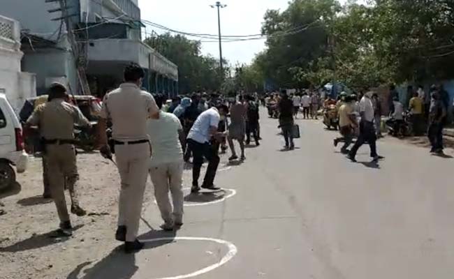 दिल्ली : चन्द्र नगर और कश्मीरी गेट इलाके में शराब के ठेके के बाहर भीड़ को काबू करने के लिए पुलिस ने  चलाई लाठियां