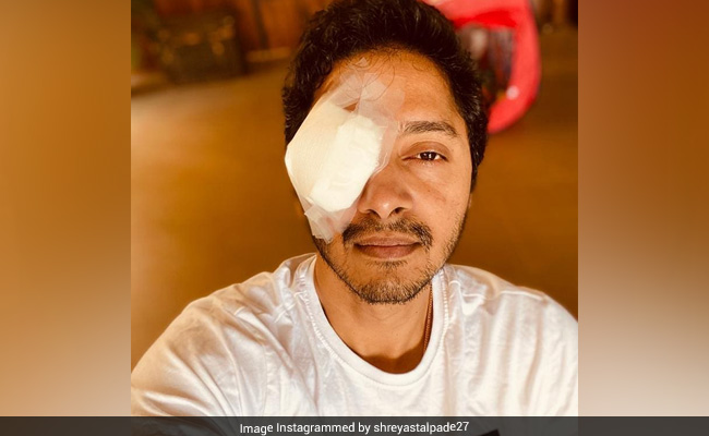 बॉलीवुड एक्टर श्रेयस तलपड़े ने एक आंख पर बांधी पट्टी, बोले- क्या आप बता सकते हैं, क्या हुआ होगा?