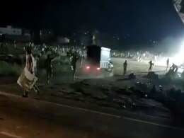 MP-UP बॉर्डर पर भूखे मजदूरों ने किया हंगामा तो पुलिस ने भांजी लाठियां, देखें Video MP-UP बॉर्डर पर भूखे मजदूरों ने किया हंगामा तो पुलिस ने भांजी लाठियां, देखें Video