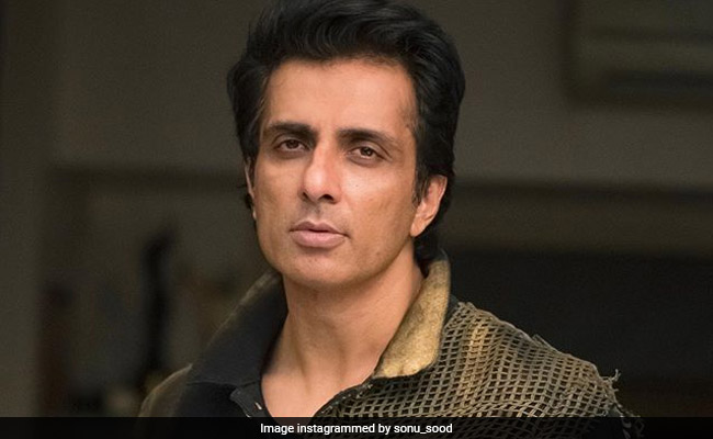 Sonu Sood, A Twitter Hero, Gets Shout-Out From Ajay Devgn After Announcing Helpline For Migrants