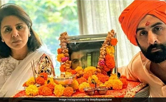 ऋषि कपूर की प्रेयर मीट से रणबीर कपूर और नीतू कपूर का Photo हुआ वायरल, यूं दी एक्टर को श्रद्धांजलि...