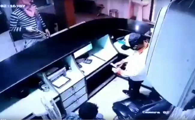 दिल्ली के एक अस्पताल में हथियारबंद बदमाशों ने की लूटपाट, CCTV कैमरे में कैद हुई पूरी वारदात