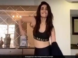 टीवी एक्ट्रेस करिश्मा तन्ना ने डांस करते-करते यूं पहने कपड़े, वायरल हुआ Video टीवी एक्ट्रेस करिश्मा तन्ना ने डांस करते-करते यूं पहने कपड़े, वायरल हुआ Video