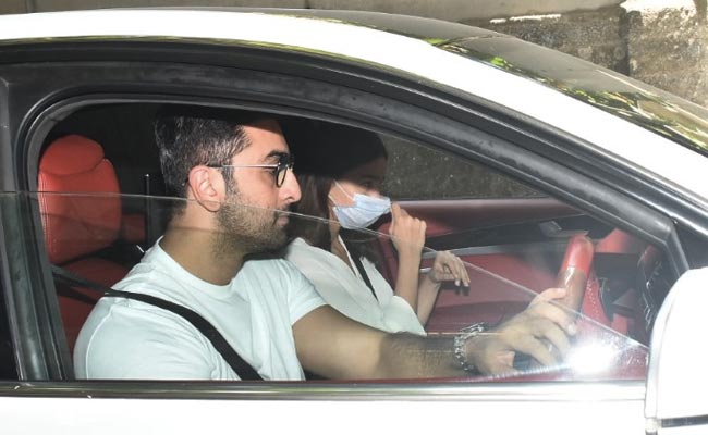 Rishi Kapoor's Prayer Meet: Alia Bhatt Was By Ranbir's Side, Shweta Bachchan, Navya Naveli Also Attended