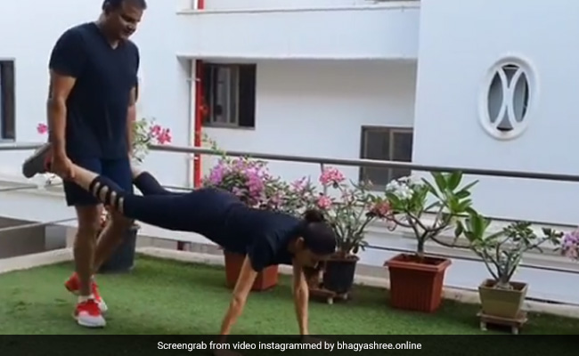 भाग्यश्री ने पति से जमकर कराया वर्कआउट तो परेशान होकर PM Modi से मांगने लगे मदद, बोले- लॉकडाउन खोल दो, वरना...