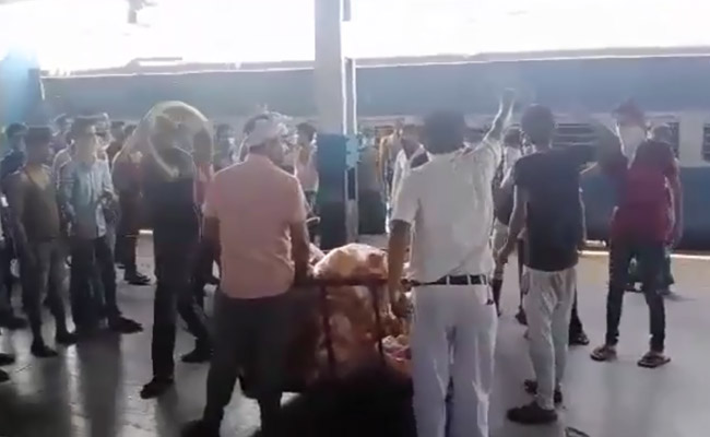 मध्&zwj;यप्रदेश: श्रमिक स्&zwj;पेशल ट्रेन से पहुंचे मजदूरों ने खाने के सामान को लेकर की छीनाझपटी, VIDEO वायरल...