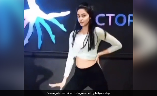 अनन्या पांडे का डांस Video हुआ वायरल, मस्ती में झूमती आईं नजर