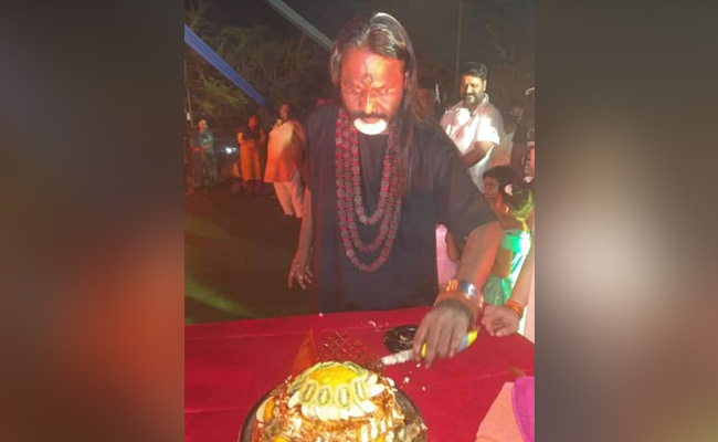 दिल्ली : सोशल डिस्टेंसिंग का उल्लंघन करने पर दाती महाराज के खिलाफ केस दर्ज दिल्ली : सोशल डिस्टेंसिंग का उल्लंघन करने पर दाती महाराज के खिलाफ केस दर्ज