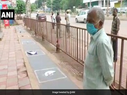 लॉकडाउन में शराब लेने के लिए लोगों ने निकाला गजब का जुगाड़, खड़े होने की जगह किया ऐसा... देखें Photos लॉकडाउन में शराब लेने के लिए लोगों ने निकाला गजब का जुगाड़, खड़े होने की जगह किया ऐसा... देखें Photos