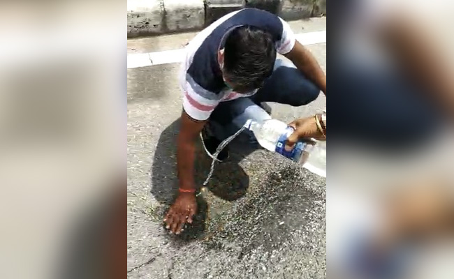 लॉकडाउन में सड़क पर थूकते हुए निकला शख्स तो पुलिस ने हाथ से करवाया साफ, लोग बोले- 'बेवकूफ...' - देखें Video