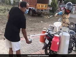 Milkman Comes Up With Unique Solution To Maintain Social Distancing With Customers Milkman Comes Up With Unique Solution To Maintain Social Distancing With Customers