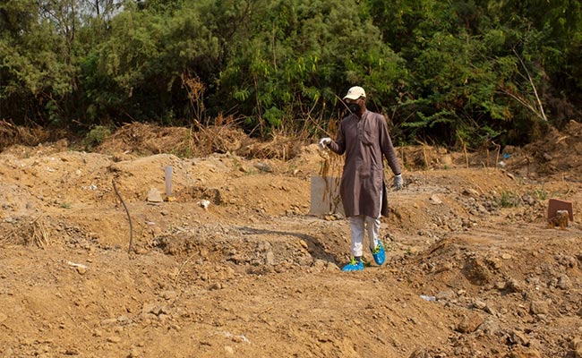 As Families Bury COVID-19 Victims Themselves, A Gravedigger Watches On