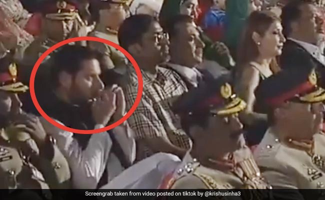 शाहिद अफरीदी का गुटखा खाते वीडियो हुआ TikTok पर वायरल, लोगों के बीच पहुंचे, तो ऐसे फंसाया दांतों के नीचे