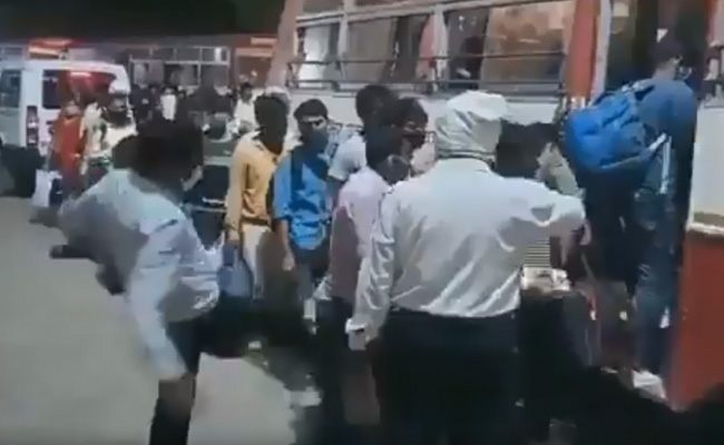 यूपी: प्रतापगढ़ में बस में सवार हो रहे मजदूर को लात मारते अफसर का वीडियो सोशल मीडिया पर वायरल, मिली चेतावनी..