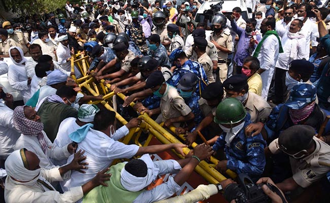 पटना में RJD ने की मार्च निकालने की कोशिश, सोशल डिस्टैसिंग की उड़ीं धज्जियां