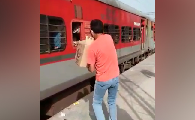 प्रवासी मजदूरों के साथ दुर्व्यवहार, फेंक कर दे रहे थे बिस्किट के पैकेट, रेलवे कर्मचारी सस्पेंड