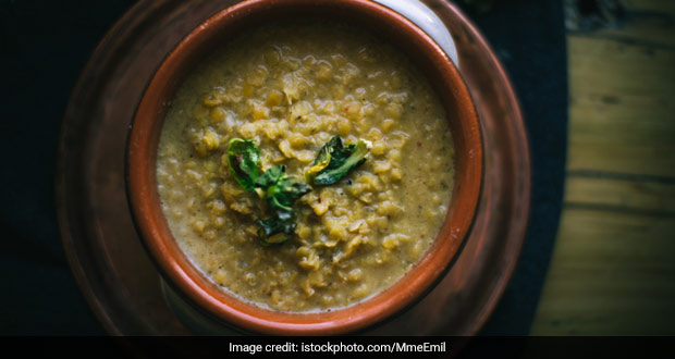 शेफ कुणाल कपूर स्टाइल से डिनर में बनाएं टेस्टी और हेल्दी हरी मूंग दाल मुगलई