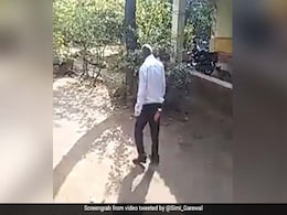 Viral Video: शराब के नशे में धुत्त व्यक्ति झाड़ियों में जा गिरा, बॉलीवुड एक्ट्रेस बोलीं- लॉकडाउन खुल गया... Viral Video: शराब के नशे में धुत्त व्यक्ति झाड़ियों में जा गिरा, बॉलीवुड एक्ट्रेस बोलीं- लॉकडाउन खुल गया...