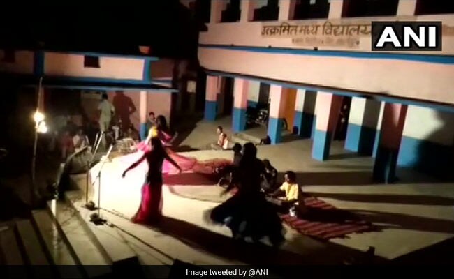 बिहार: क्वॉरेंटाइन सेंटर में अश्लील डांस का हुआ आयोजन, सोशल मीडिया पर VIDEO वायरल