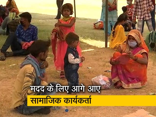 मजदूरों को घर पहुंचने में मदद कर रहे हैं सामाजिक कार्यकर्ता अभिषेक और सोनाली