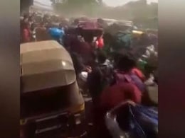 मुंबई के बांद्रा स्टेशन पर फिर उमड़ा जनसैलाब, श्रमिक ट्रेन के लिए पहुंचे थे प्रवासी मजदूर- देखें VIDEO मुंबई के बांद्रा स्टेशन पर फिर उमड़ा जनसैलाब, श्रमिक ट्रेन के लिए पहुंचे थे प्रवासी मजदूर- देखें VIDEO