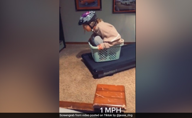 बच्ची कपड़े वाली टोकरी में बैठकर Treadmill पर कर रही थी स्केटिंग और फिर... - देखें वीडियो