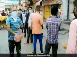 शराब खरीदने के लिए लाइन में लगे लोग, तो शख्स ने की फूलों की बारिश, बोला- 'सरकार के पास पैसा नहीं है...' देखें Video शराब खरीदने के लिए लाइन में लगे लोग, तो शख्स ने की फूलों की बारिश, बोला- 'सरकार के पास पैसा नहीं है...' देखें Video