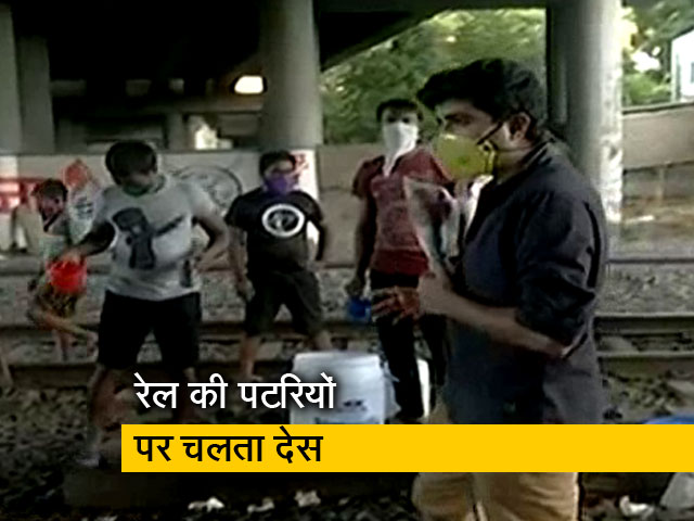 मौत की पटरी: जाते मज़दूरों को ही नहीं मददगारों को भी खदेड़ रही है पुलिस