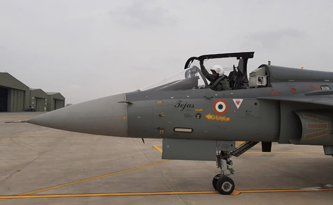 एयरफोर्स चीफ ने उड़ाया हल्का लड़ाकू विमान 'तेजस', दूसरा स्क्वाड्रन शामिल होने से बढ़ जाएगी वायुसेना की ताकत