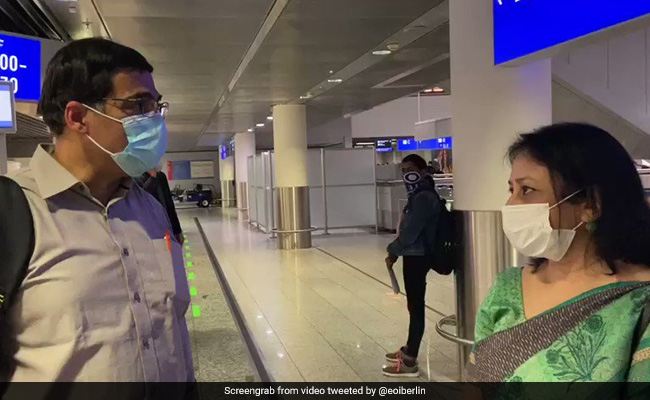 दिग्गज शतरंज खिलाड़ी विश्वनाथन आनंद 3 महीने के बाद भारत लौटे, जर्मनी में फंसे थे..देखें Video