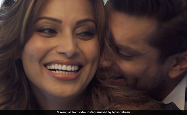 बिपाशा बासु और करण सिंह ग्रोवर ने शादी की चौथी सालगिरह पर पोस्ट किया Video, रोमांटिक अंदाज में आए नजर