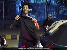 जब कार्तिक आर्यन ने सड़क पर ही बदले कपड़े, हेयर स्टाइलिस्ट की टी-शर्ट पहन शो में पहुंचे एक्टर- देखें Video जब कार्तिक आर्यन ने सड़क पर ही बदले कपड़े, हेयर स्टाइलिस्ट की टी-शर्ट पहन शो में पहुंचे एक्टर- देखें Video